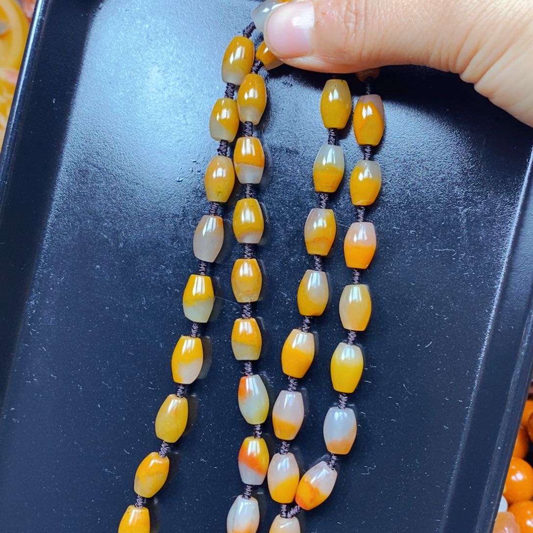 石英质玉（黄龙玉）未镶嵌颈饰