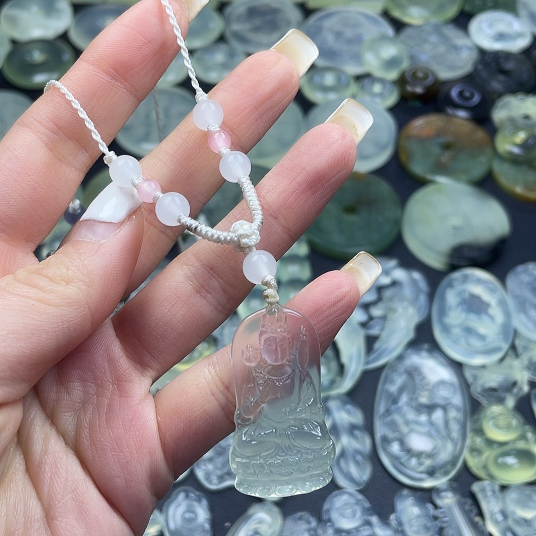 岫玉未镶嵌颈饰虚空藏