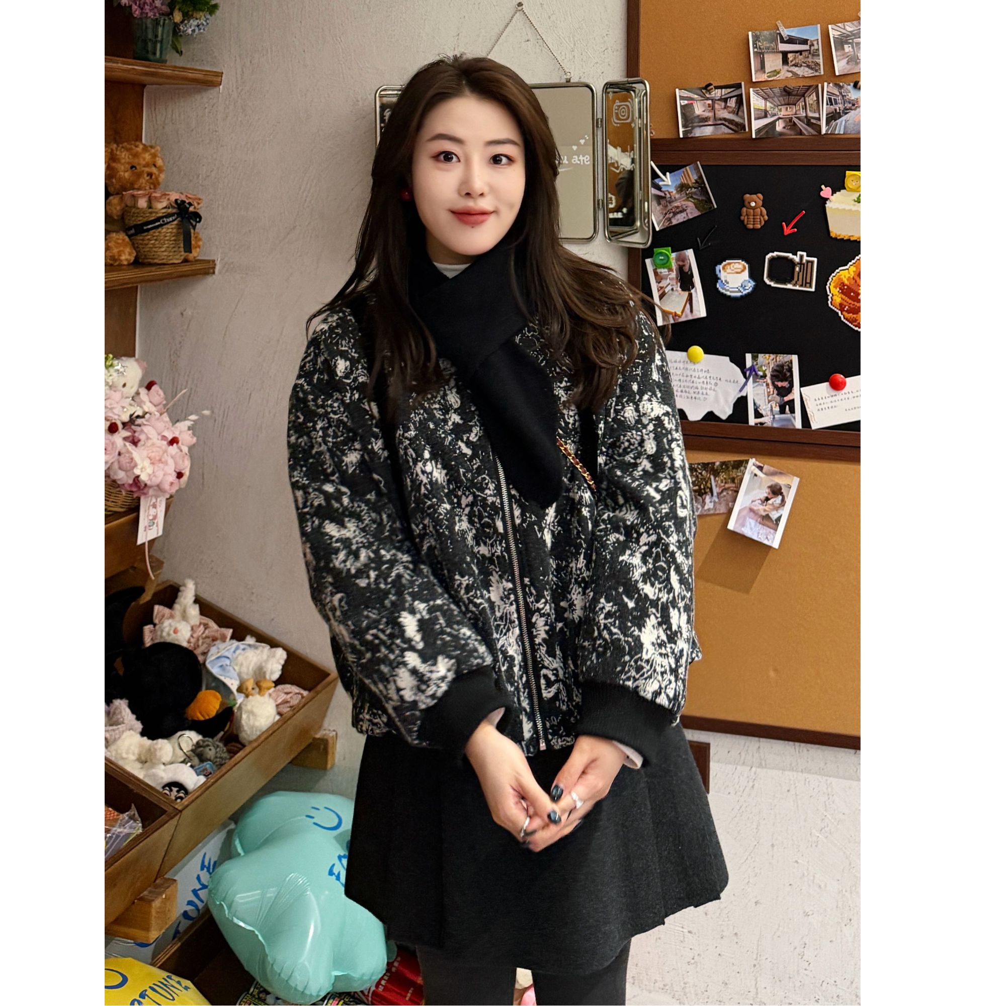 6259自带围巾黑白花羽绒外套