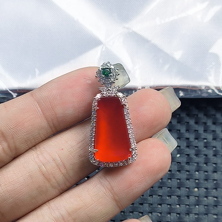 【聚宝严选】D159红小梯形无事镶嵌牌吊坠妈妈款精致精美气质百搭