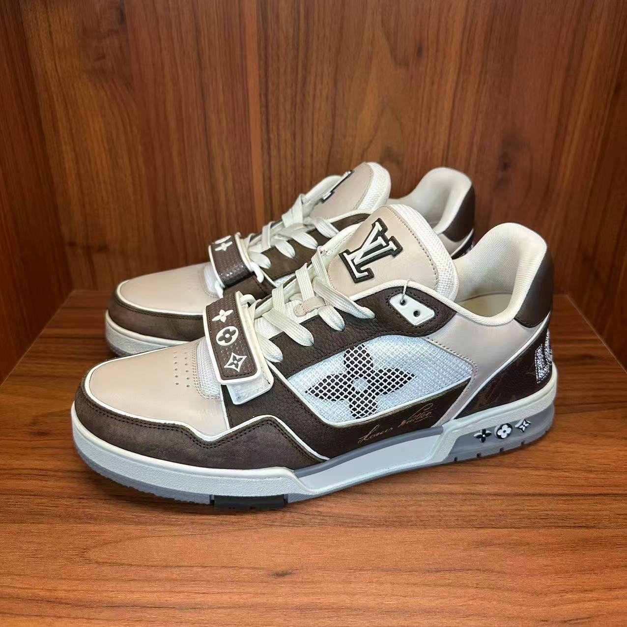 99新 LouisVuitton/路易威登 摩卡棕魔术贴trainer奢鞋