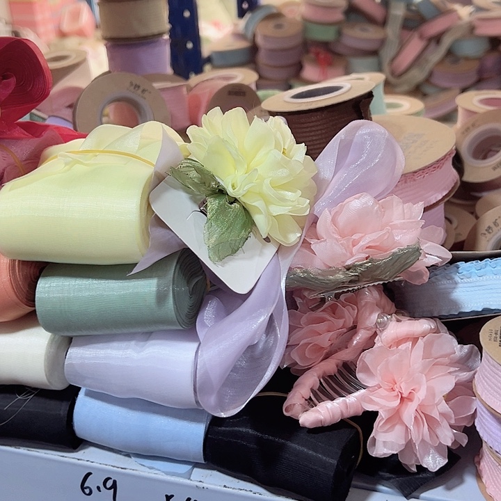8的流光纱浅韩粉浅紫各25码，叶子纱绿色25码