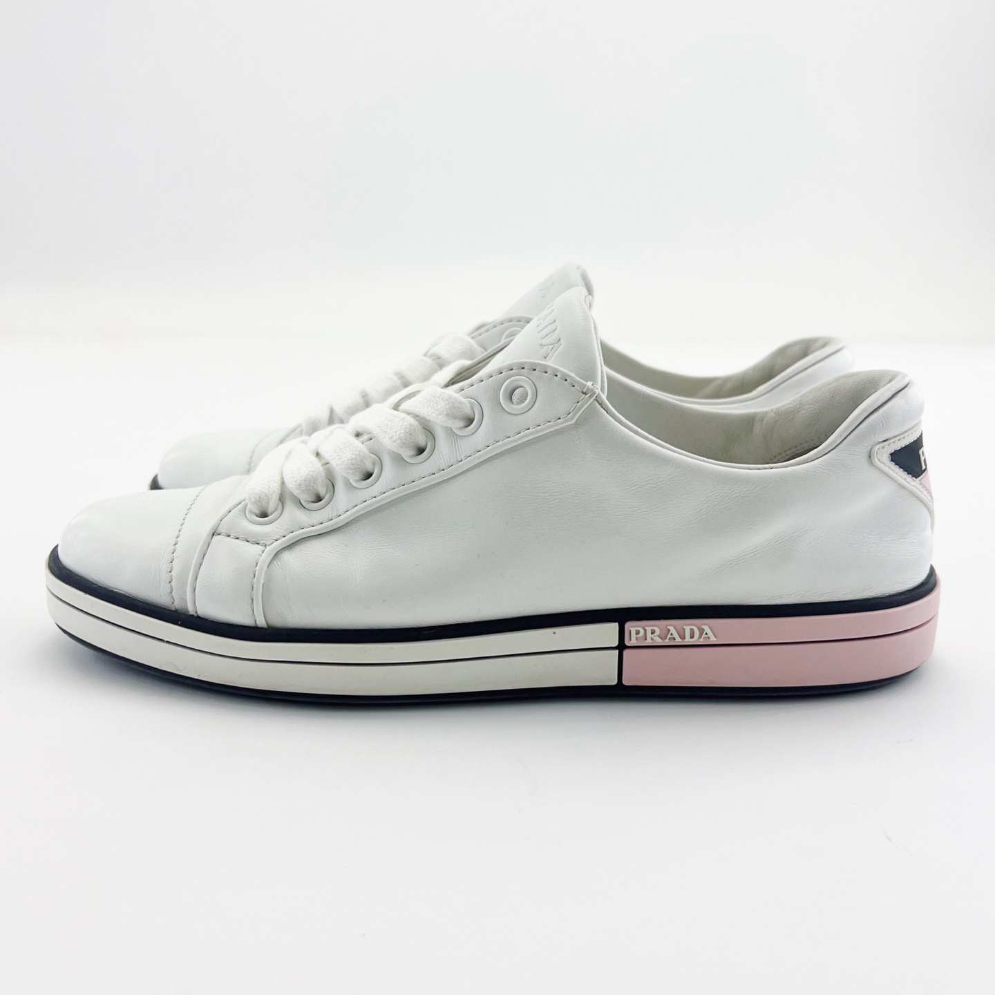 95新 Prada/普拉达 35.5码/白色系带圆头低帮粉尾板鞋/17006379