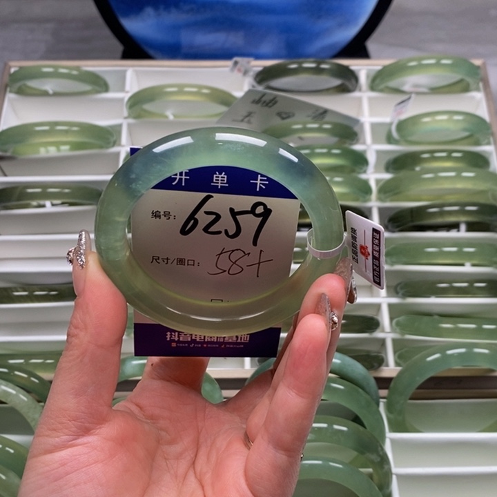 蛇纹石玉手镯未镶嵌是***。