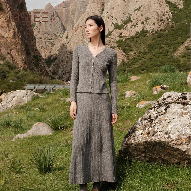 BSiEE本涩V领长袖修身两件套秋冬新品舒适显瘦慵懒风套装女