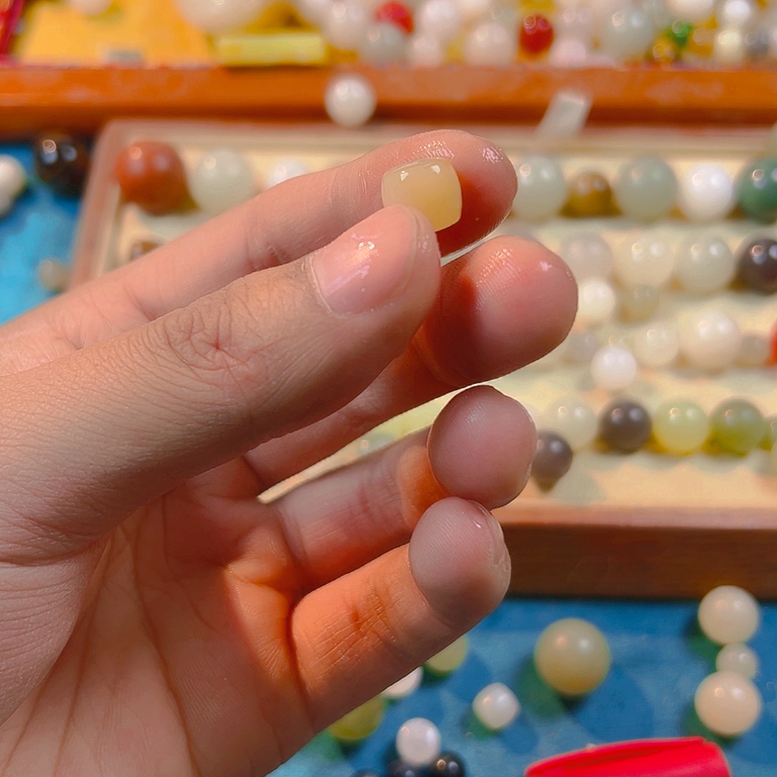 和田玉卡9x10散珠有瑕疵纹裂等未镶嵌