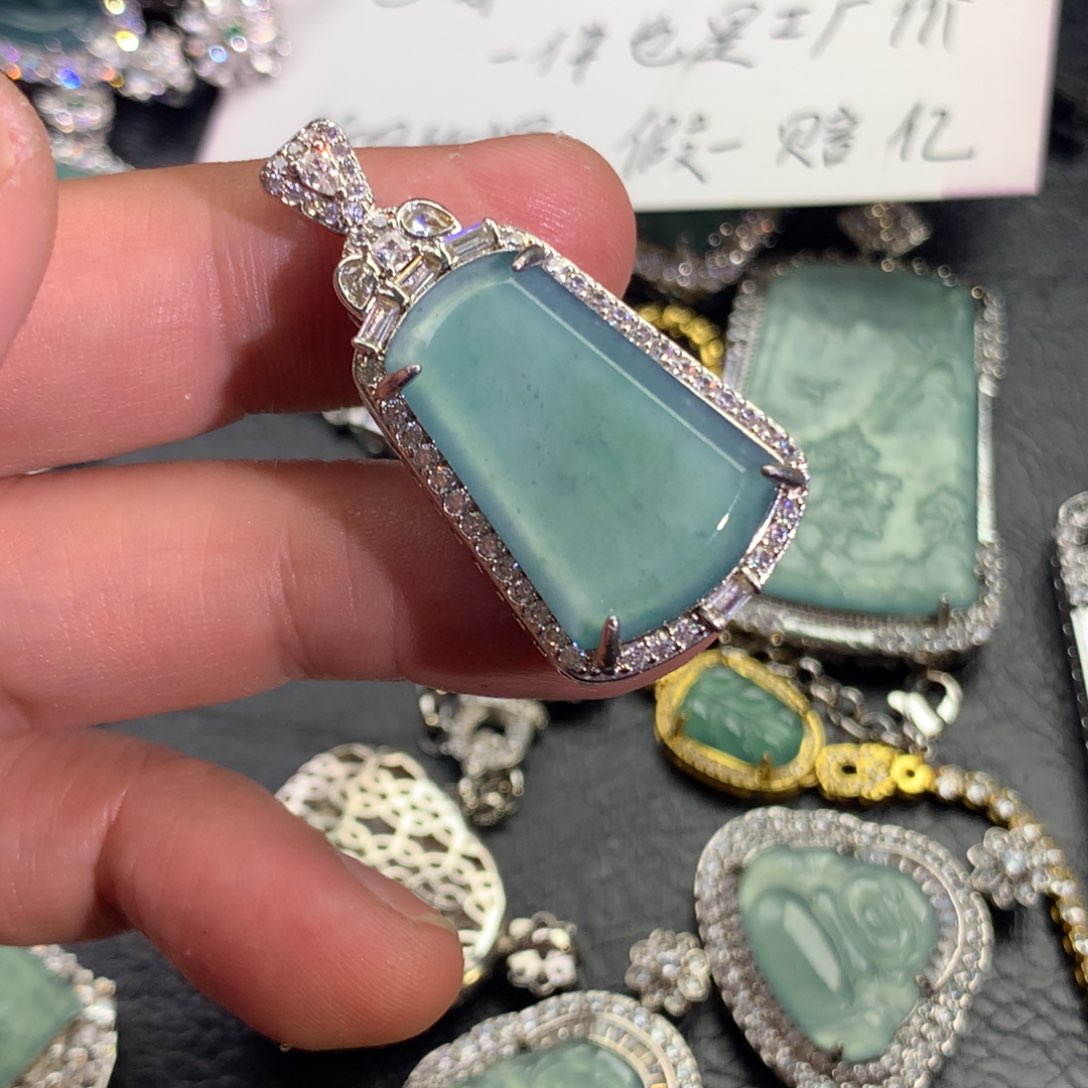 翡翠颈饰未镶嵌无事牌