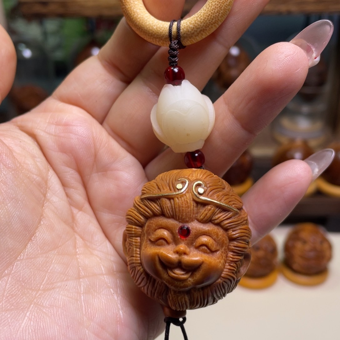 橄榄核吊坠镶嵌小圣手把