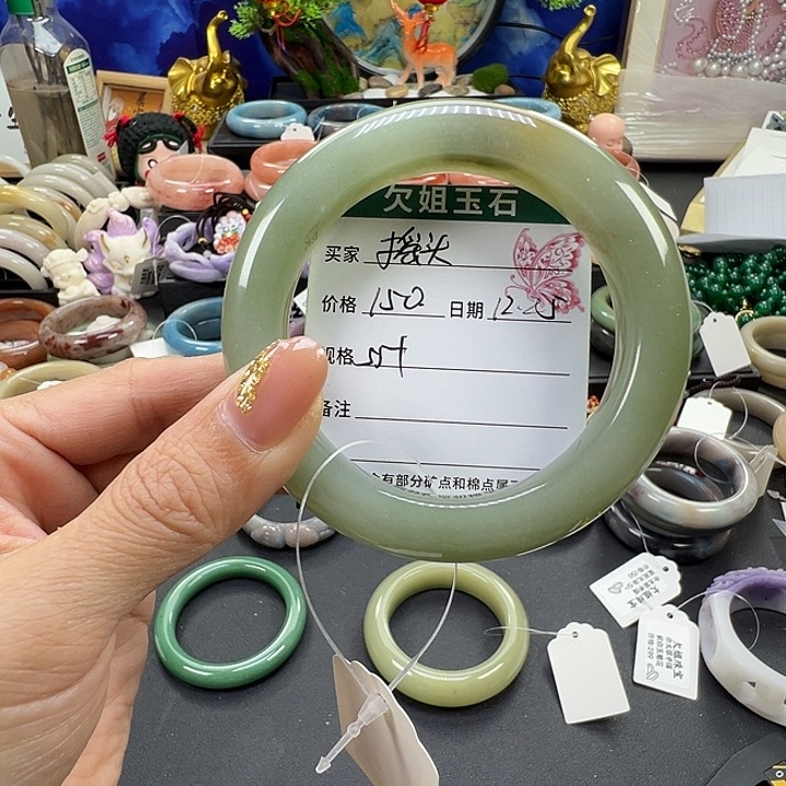 摇***闭石英岩玉未镶嵌手镯