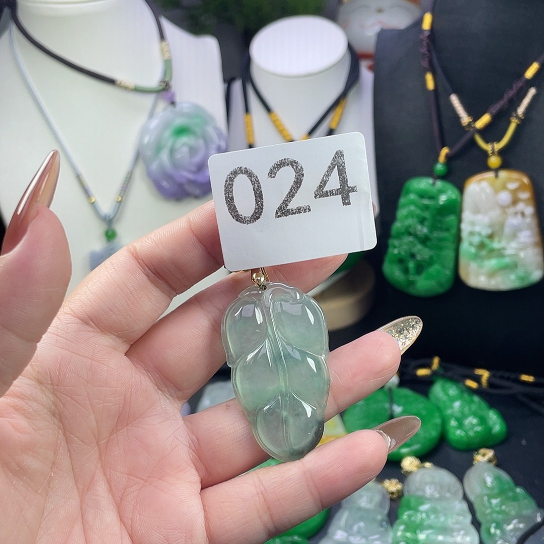 翡翠未镶嵌吊坠(赠链)