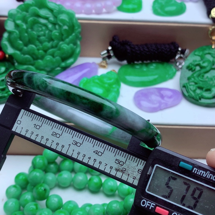 翡翠未镶嵌手镯…．