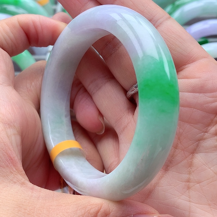 翡翠手镯未镶嵌翡翠