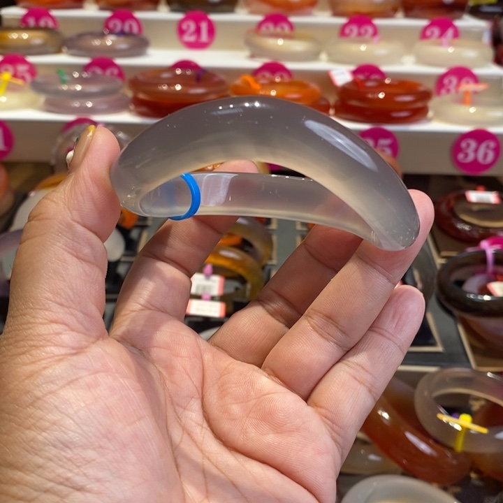 玛瑙/玉髓手镯未镶嵌晚*?