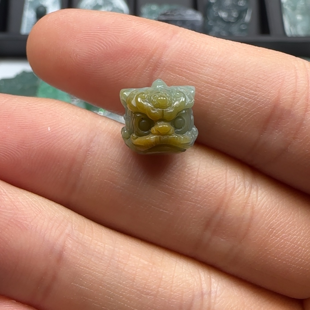 翡翠未镶嵌颈饰狮子头