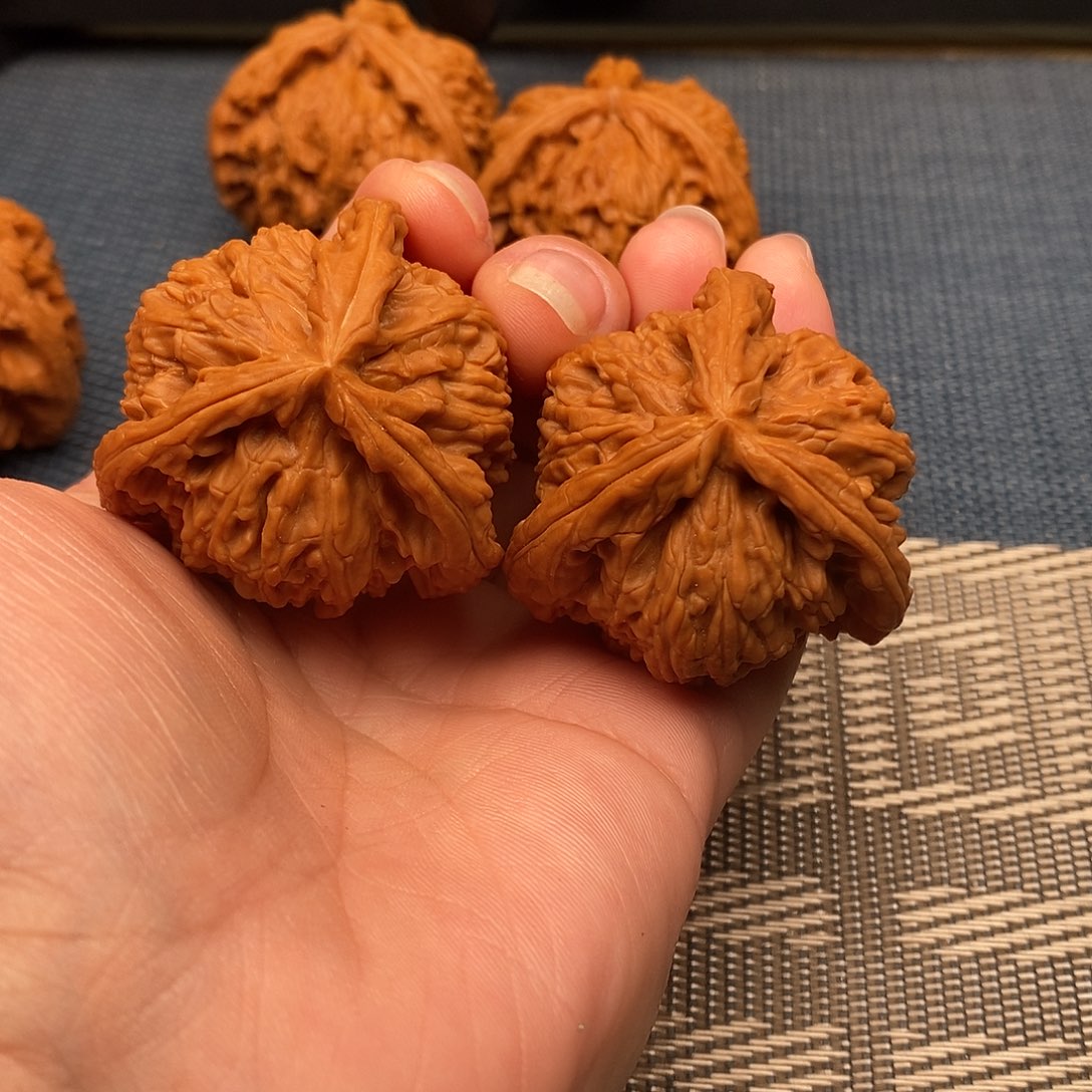 「***」文玩核桃吊坠三棱