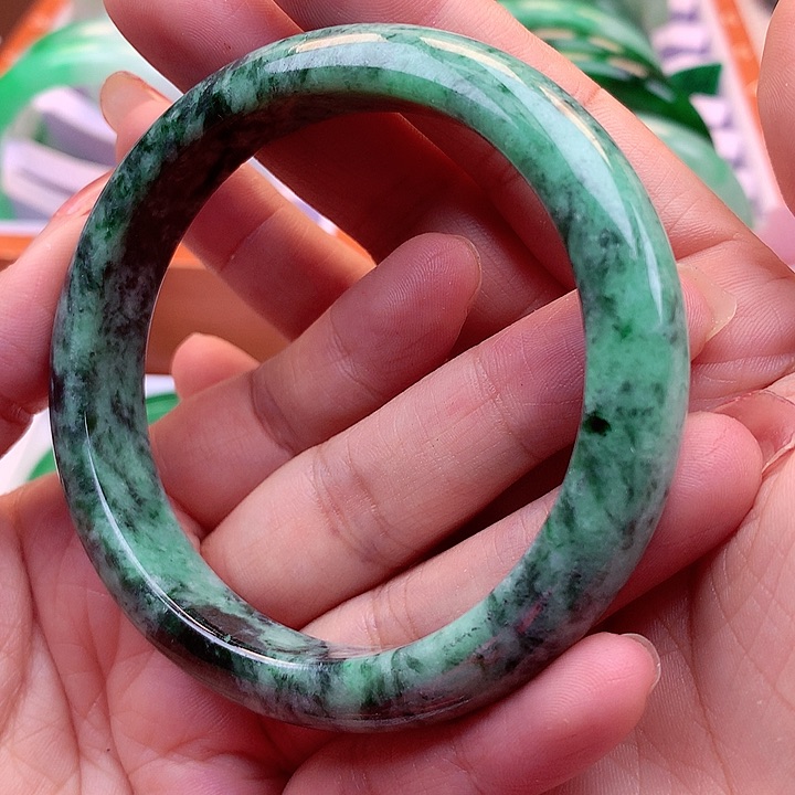 翡翠手镯未镶嵌翡翠