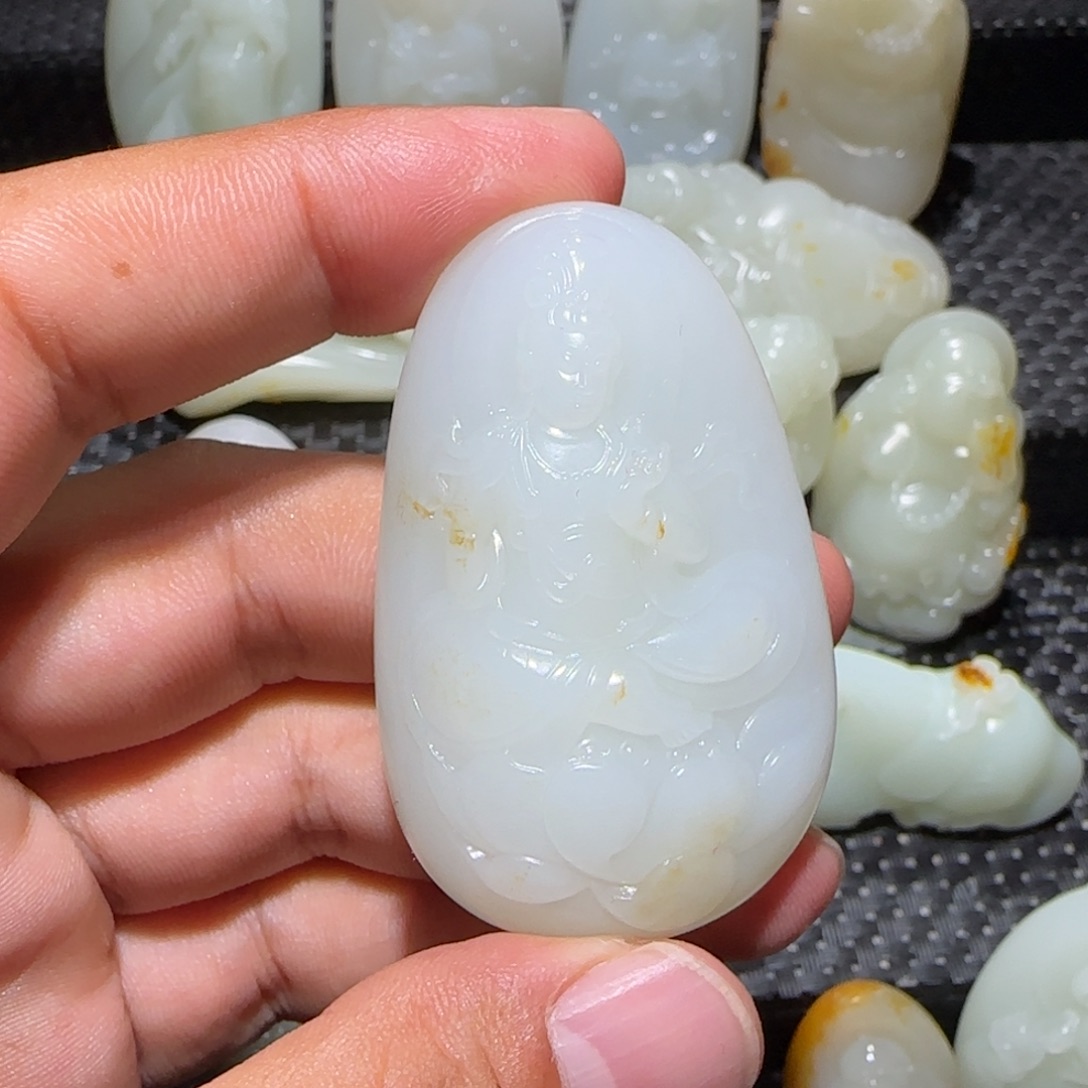 蓝***瑟和田玉未镶嵌颈饰