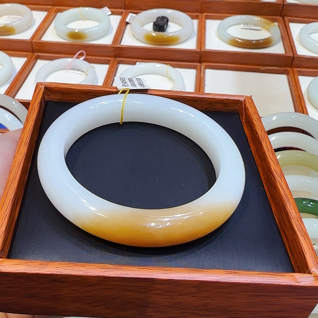 和田玉手镯未镶嵌糖白57