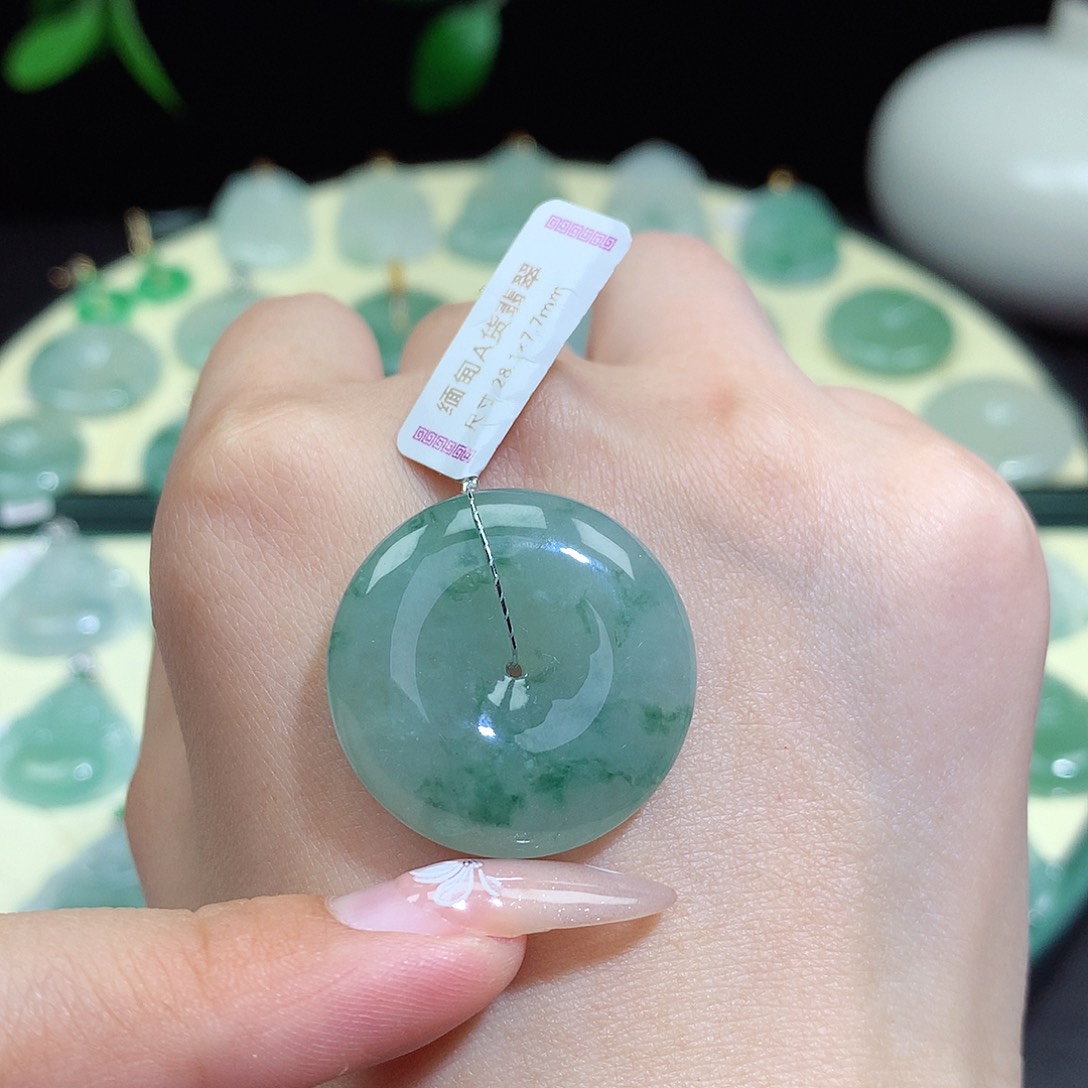 翡翠未镶嵌颈饰平安扣