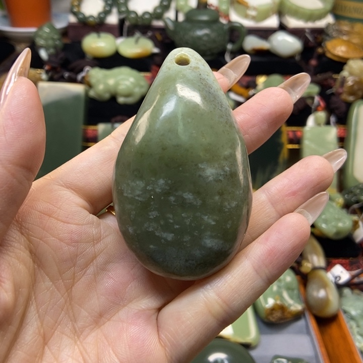 未镶嵌岫岩老玉（透闪石质玉）把件