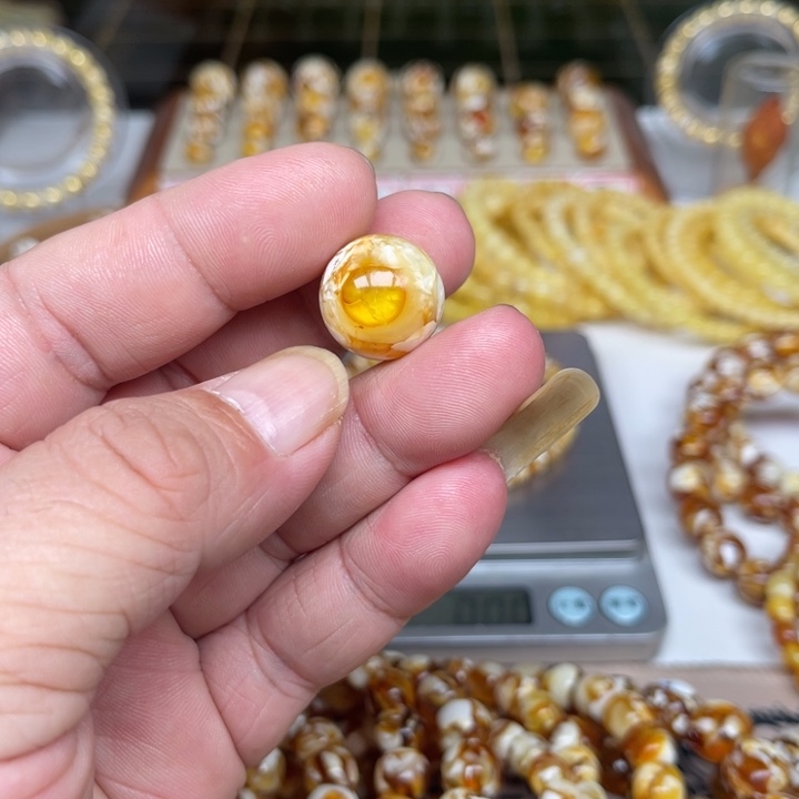 李***轩琥珀未镶嵌裸石29号