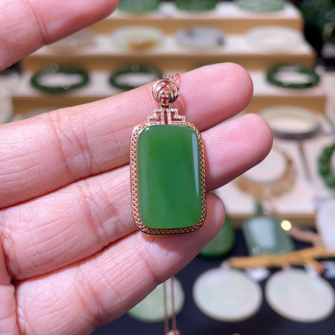和田玉收藏级碧玉阳绿无事牌18K金镶嵌
