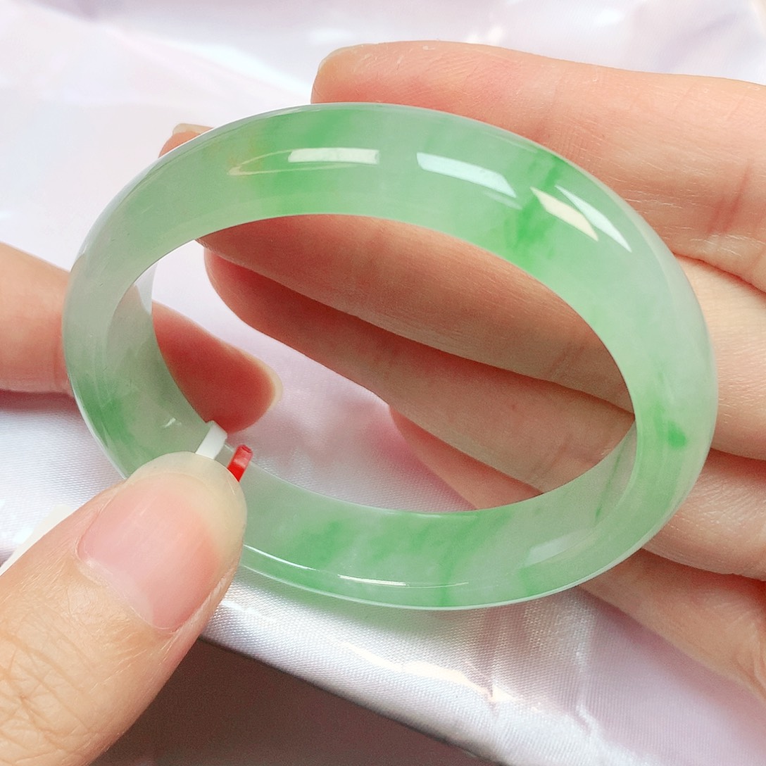 翡翠手镯未镶嵌抖音质检，贵妃