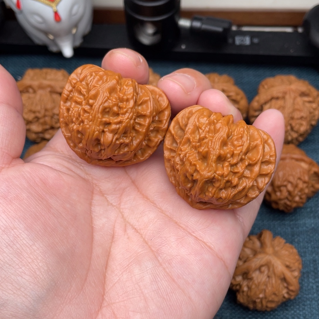 文玩核桃把件全品红皮三角白40