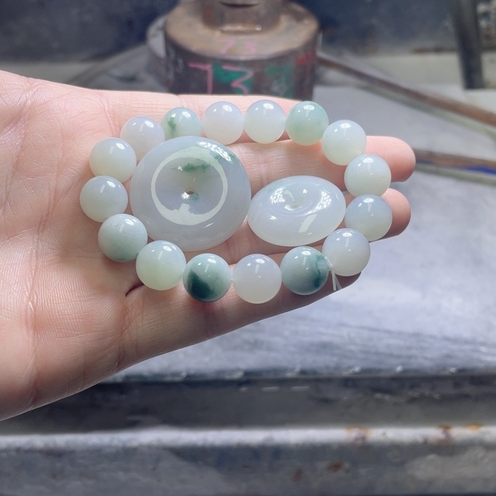 曾***富翡翠散珠虎虎珠宝手镯定制