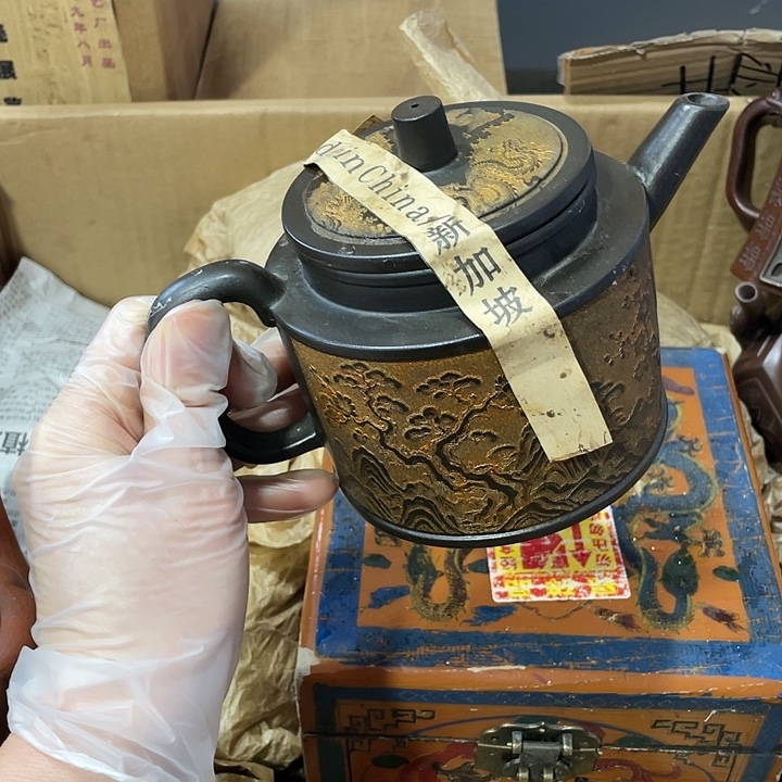 紫砂茶壶原矿泥料，纯手工制作的一把紫砂壶。