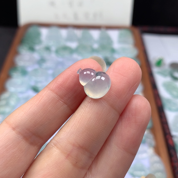 颈饰未镶嵌翡翠冰种飘花葫芦