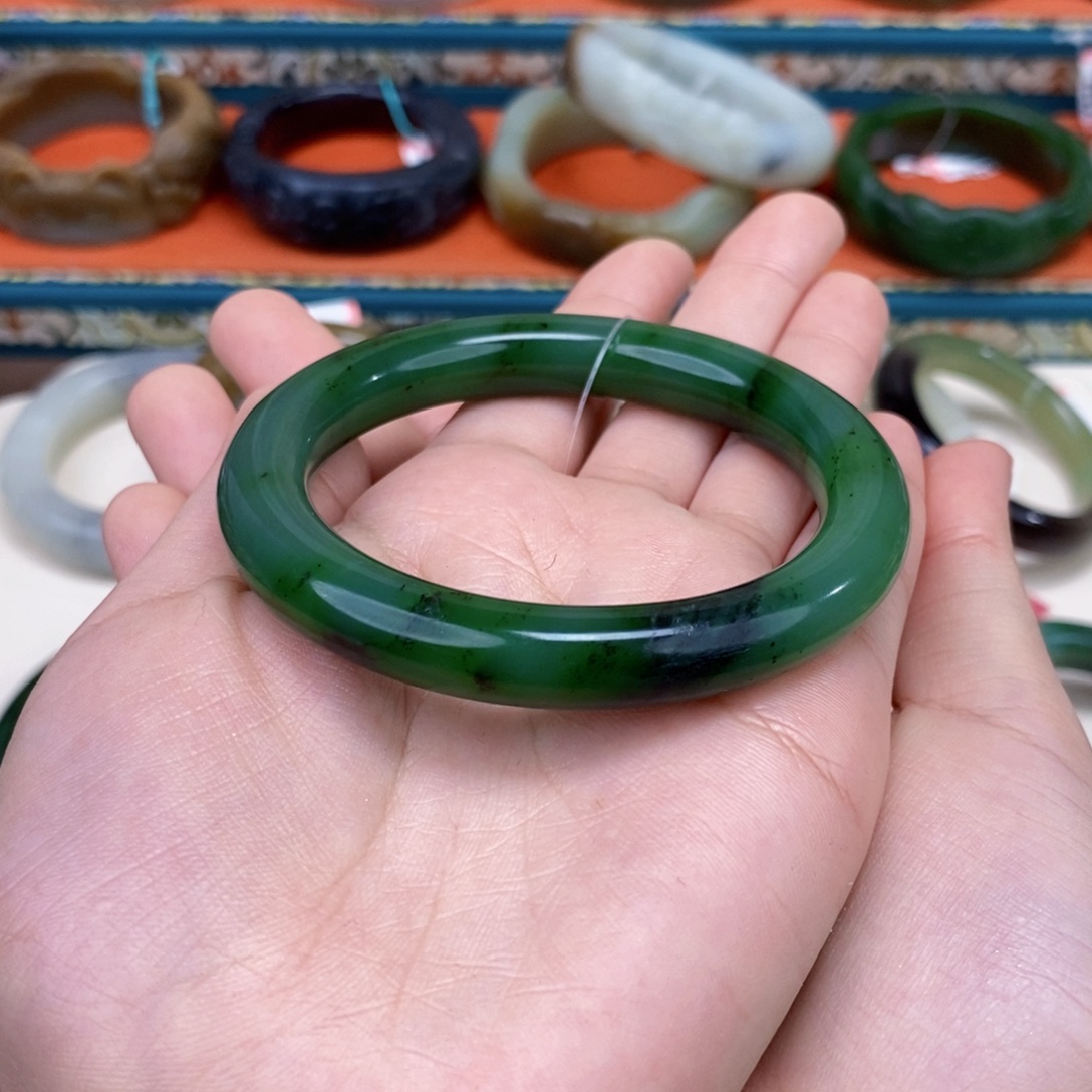 小***一和田玉未镶嵌手镯