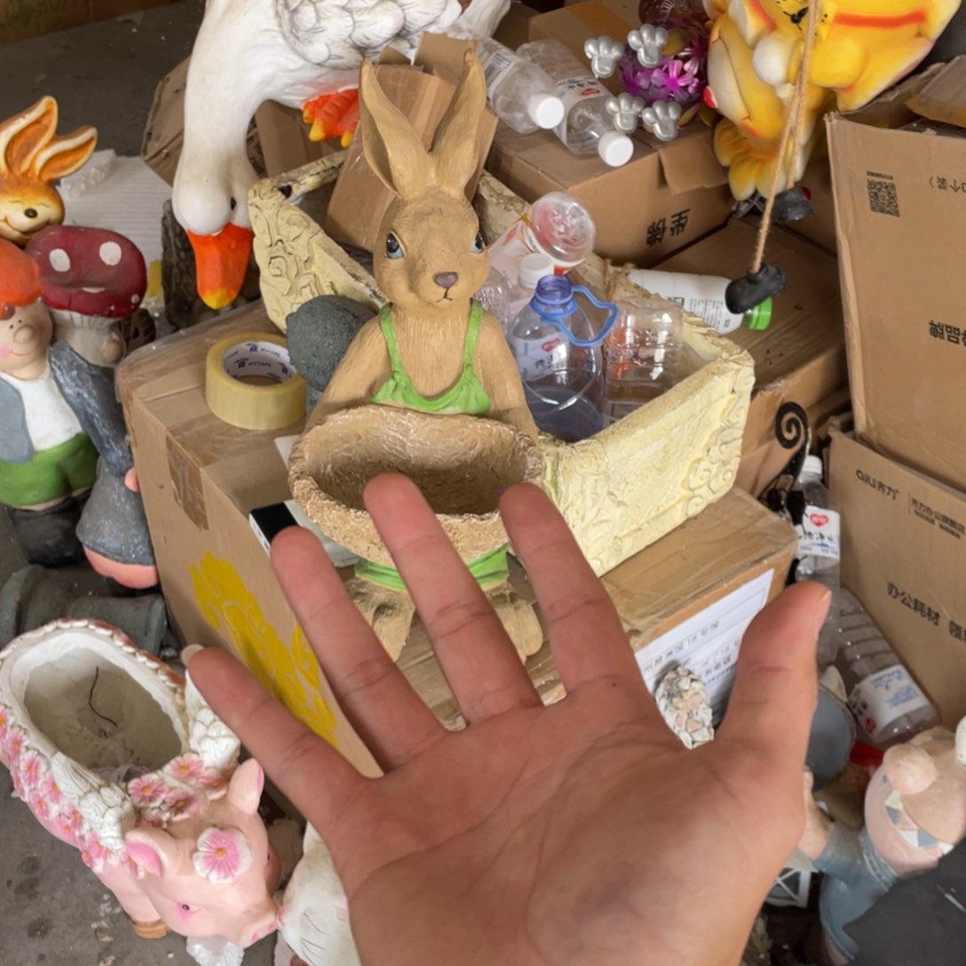 【闪购商品】树脂绿色抱盆兔摆件