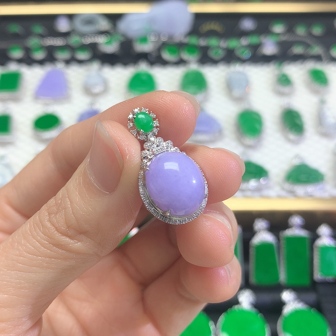 颈饰18K金镶嵌翡翠吊坠