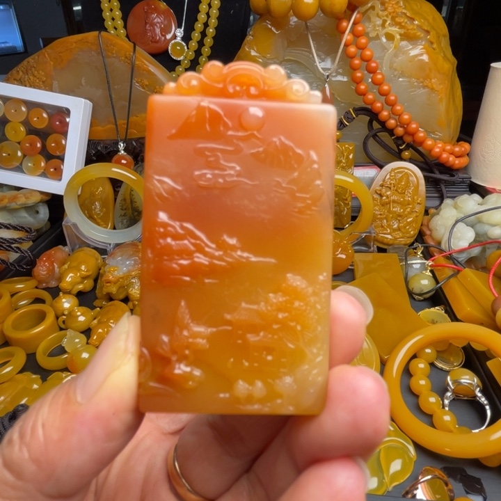 未镶嵌石英质玉（黄龙玉）颈饰