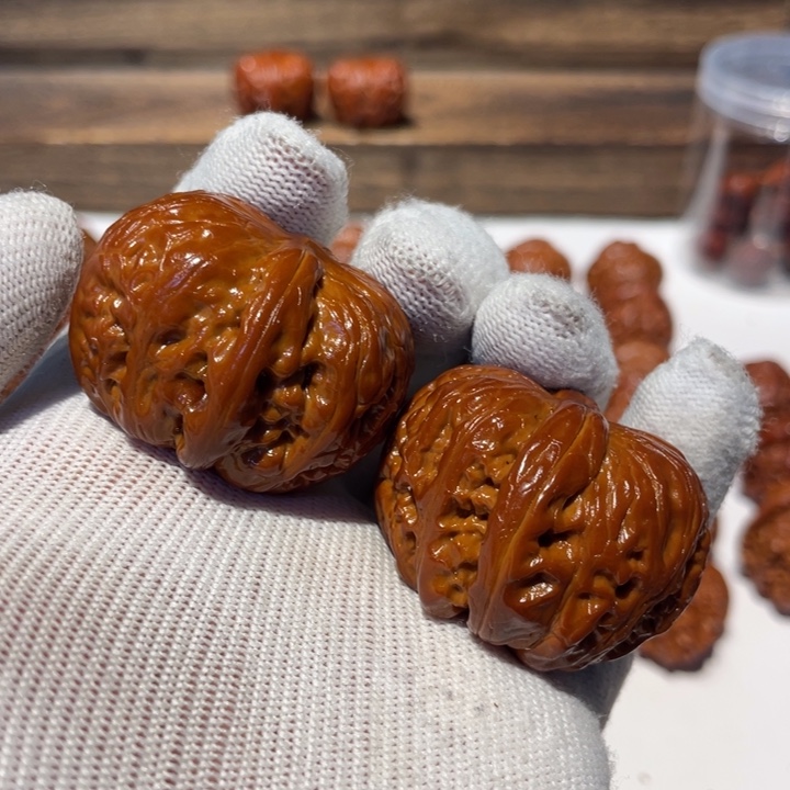 文玩核桃吊坠大****）元宝泛油300.42.11.