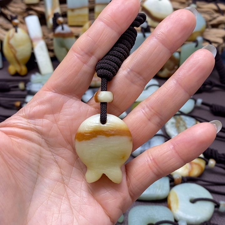 蛇纹石玉未镶嵌颈饰