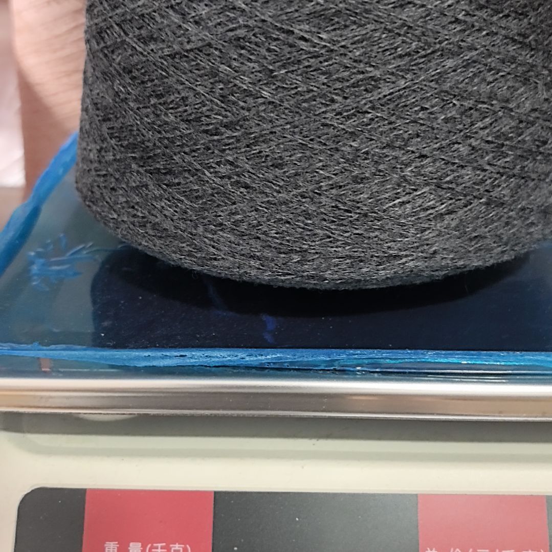 羊毛深中灰色羊毛线一桶，带桶625克，纸管50克。
