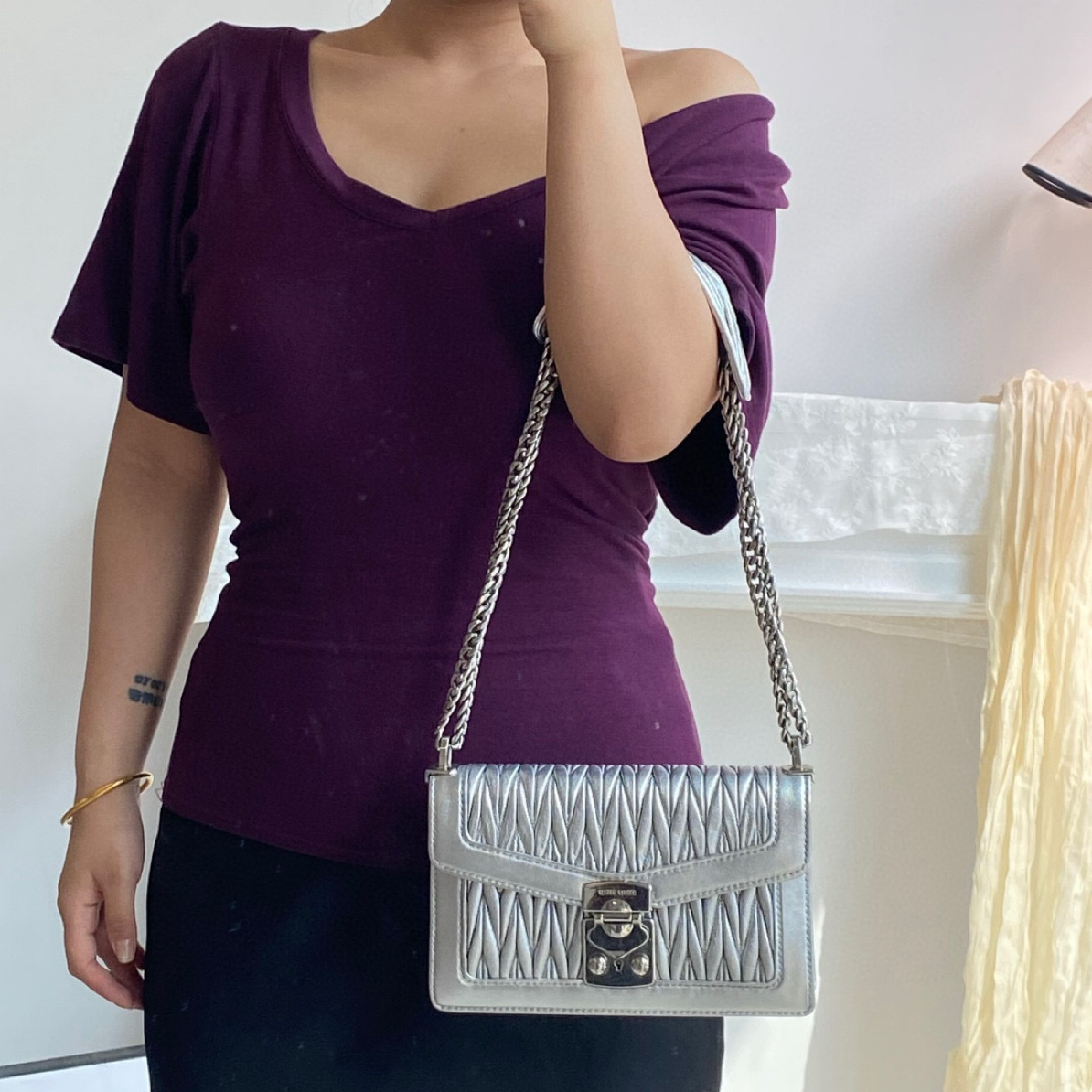 95新 MIU MIU/缪缪 miumiu褶皱银色链条斜挎腋下包