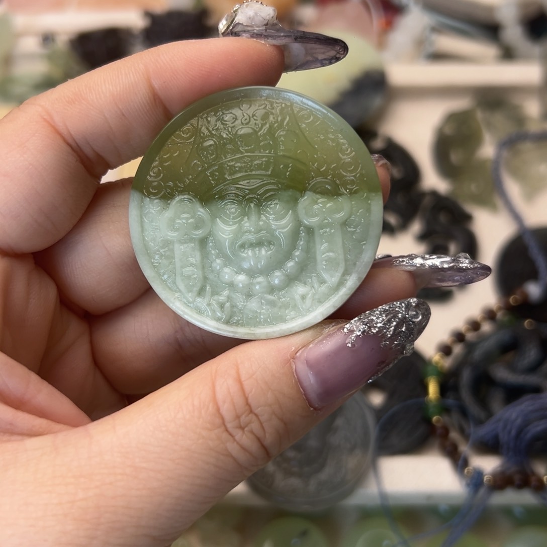 蛇纹石玉颈饰合金