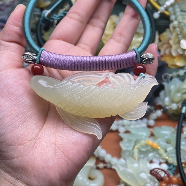 蛇纹石玉吊坠合金