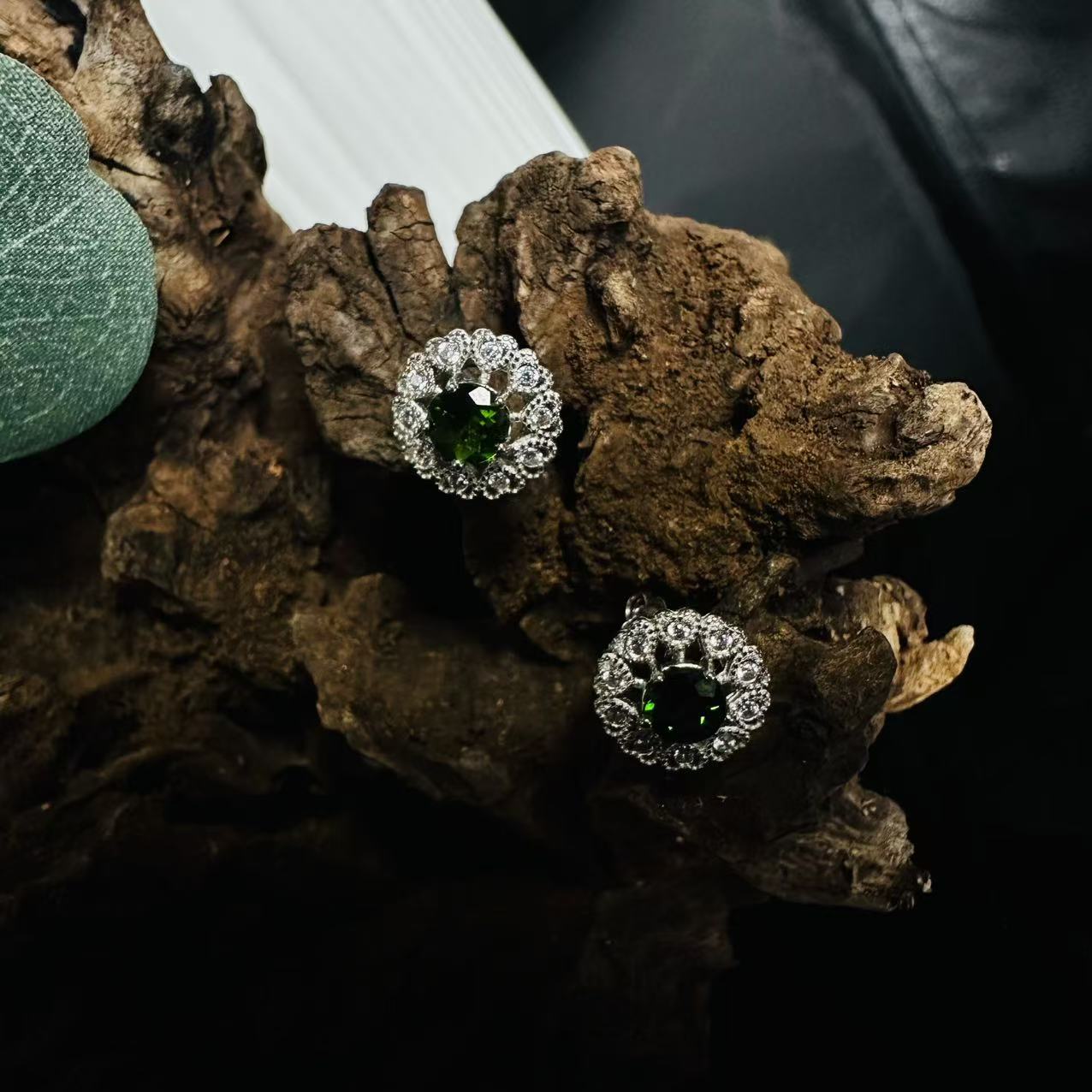 MOZFMTH110 天然透辉石设计款耳钉S925镶嵌（一对）多样性发一