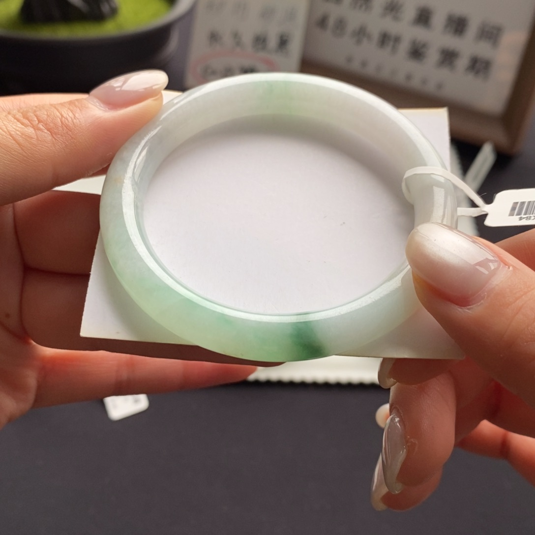 翡翠手镯（圆镯）未镶嵌白底飘绿54-56正