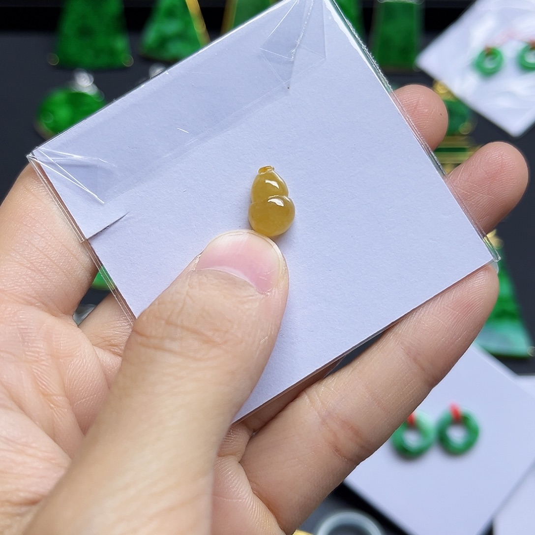 翡翠未镶嵌颈饰有纹裂