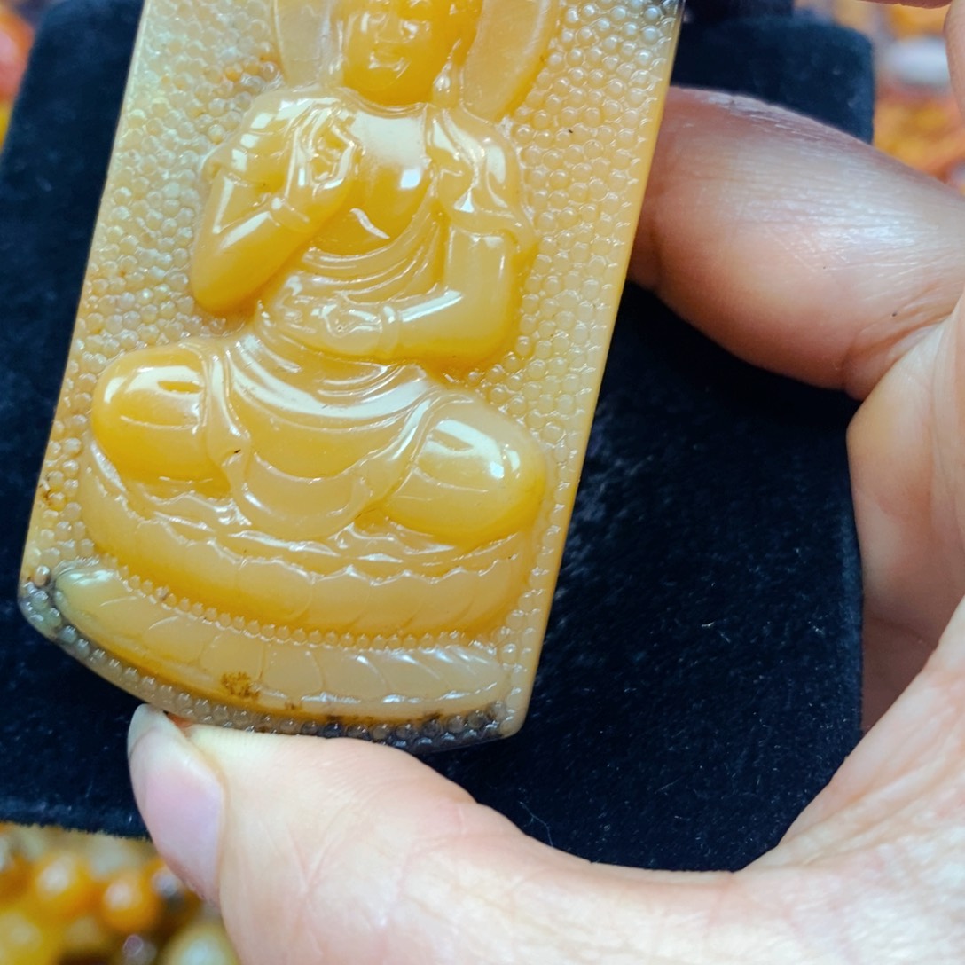 未镶嵌石英质玉（黄龙玉）颈饰