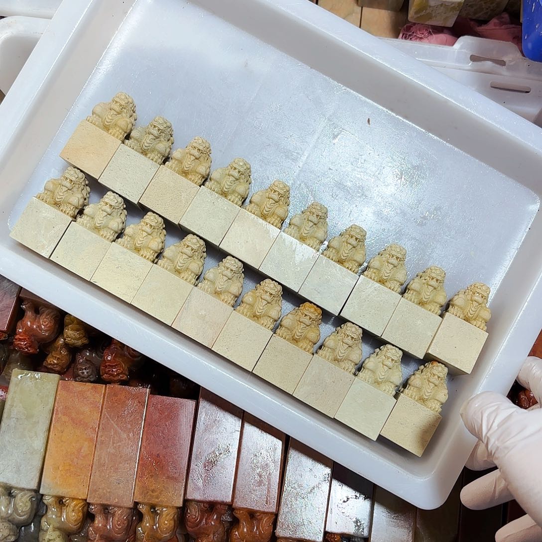 坐***主青田石印石我在上课一