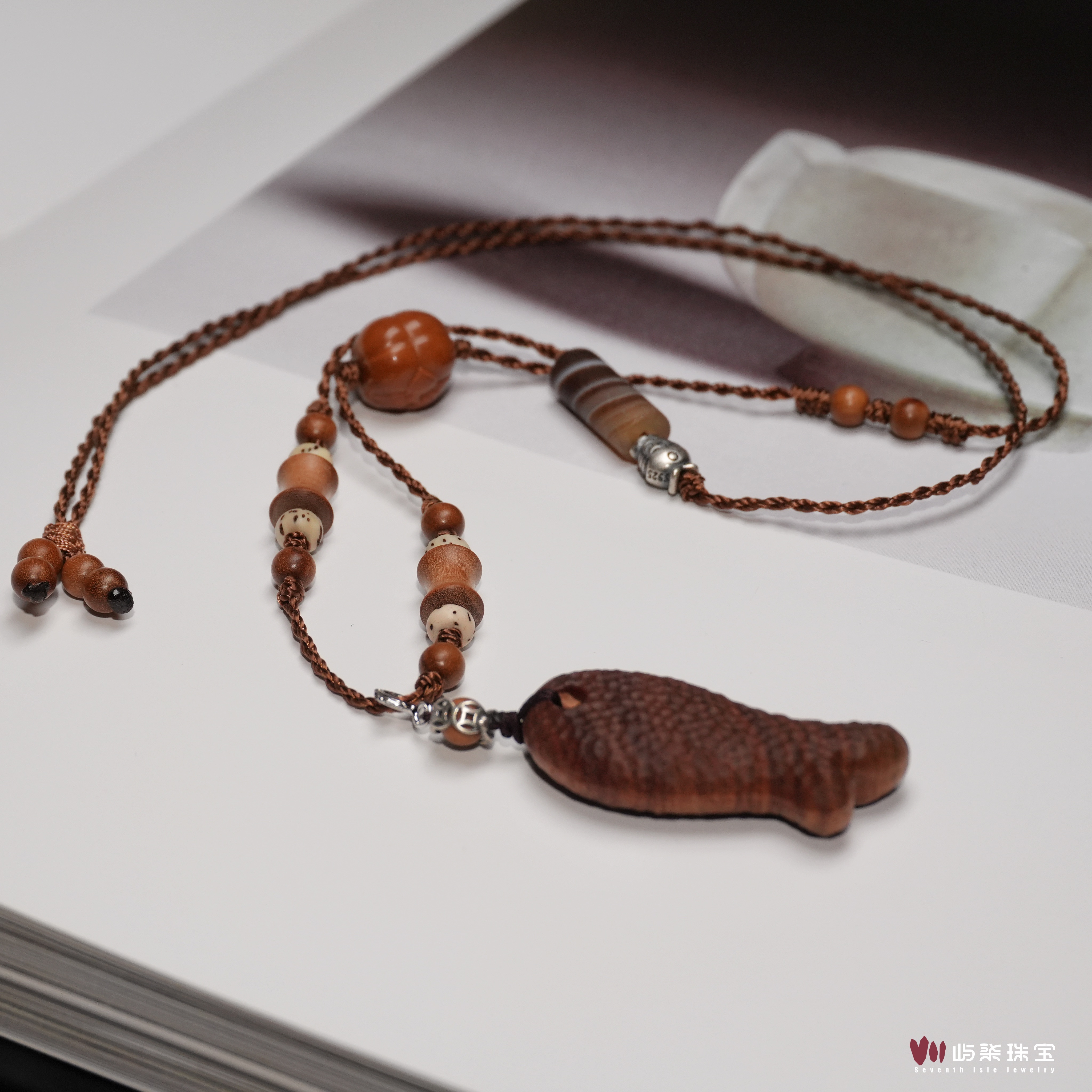 A1409 檀香木小鱼饼颈饰