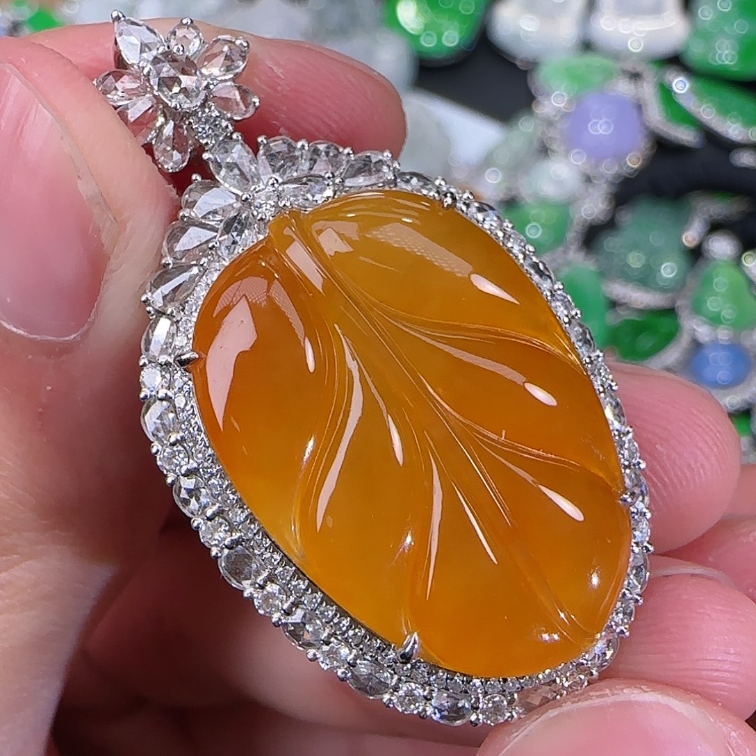 翡翠颈饰18K金镶嵌?天然翡翠