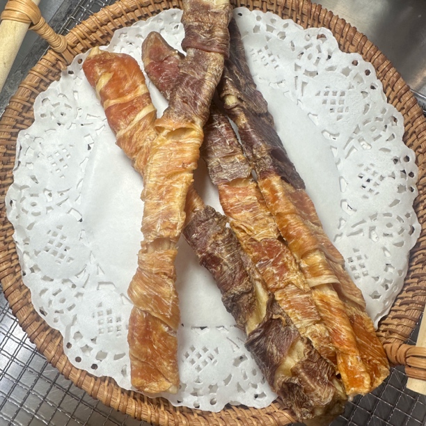 中大型犬食用磨牙棒、纯手工现切牛皮、鸡鸭肉。磨牙狗狗零食