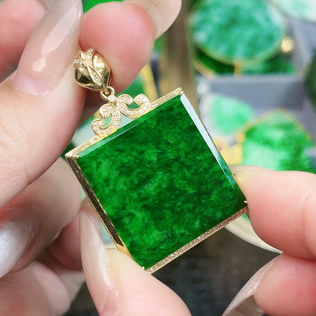 翡翠颈饰18K金镶嵌吊坠